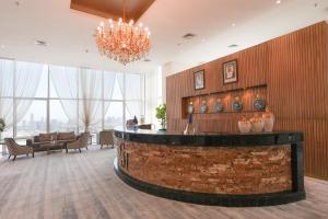 科威特科威特宏伟大酒店的大堂设有1间带吊灯的酒吧
