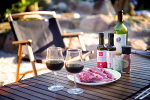 小豆岛KINHOMARU - Vacation STAY 81323v的一张桌子,上面放着两杯葡萄酒和一盘肉