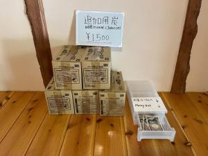 小豆岛KINHOMARU - Vacation STAY 81323v的一堆箱子,坐在木地板上