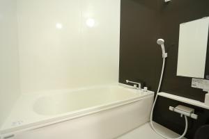 小豆岛KINHOMARU - Vacation STAY 81323v的浴室设有白色浴缸及镜子