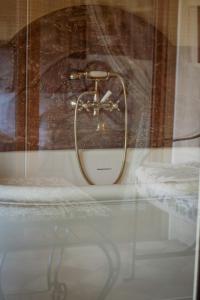 普伊彭耶特Grand Hotel Son Net的玻璃窗户上的淋浴反射