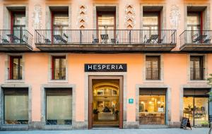 巴塞罗那Hesperia Barcelona Barri Gòtic的一座带凉棚的建筑的外墙