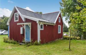 VissefjärdaCozy Home In Vissefjrda With House A Panoramic View的红色房子,有 ⁇ 帽屋顶