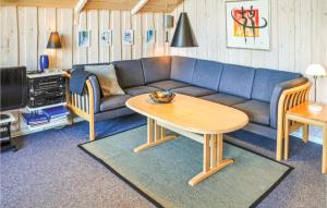 博恩瑟Stunning Home In Bogense With 4 Bedrooms, Sauna And Wifi的客厅配有沙发和桌子