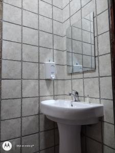 达累斯萨拉姆Luxury Villa Garden的一间带水槽和镜子的浴室