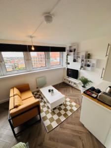 伯明翰Private Room in Modern Shared Apartment, Each with Kitchenette, Central Birmingham的客厅配有沙发和桌子