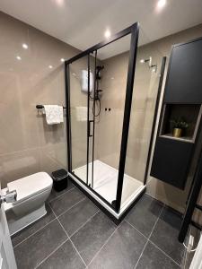 伯明翰Private Room in Modern Shared Apartment, Each with Kitchenette, Central Birmingham的浴室配有淋浴间和卫生间。