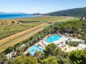 塔拉莫内Gitavillage Talamone的享有度假胜地的空中景致,设有2个游泳池