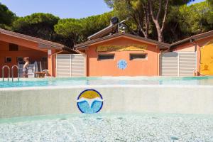 阿尔比尼娅Gitavillage Il Gabbiano的一座游泳池,旁边有一个标志