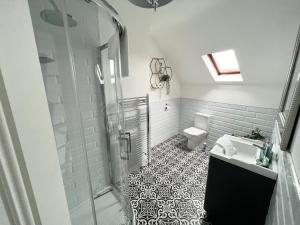 贝尔法斯特Luxury Belfast Stay - Townhouse的带淋浴、卫生间和盥洗盆的浴室