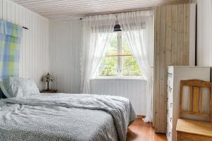 孔斯戈登Charming holiday home in Kungsgarden, Gastrikland的一间卧室设有一张床和一个窗口
