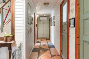 孔斯戈登Charming holiday home in Kungsgarden, Gastrikland的一间拥有白色墙壁和瓷砖地板的房子内的走廊