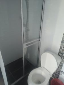 CLUB CAMPESTRE EL DESPERTAR DE LAS AVES的一间带卫生间和玻璃淋浴间的浴室