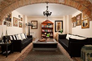 罗维尼海瑞缇吉安吉洛多拉酒店的客厅配有沙发和桌子