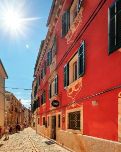 罗维尼海瑞缇吉安吉洛多拉酒店的街道边的红色建筑