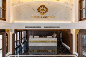 清迈CHINO@NIMMAN Luxury Boutique Hotel的奢华的酒店大堂设有一张大床