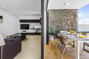 蒂亚斯Casa Airalba的客厅以及带桌椅的厨房。