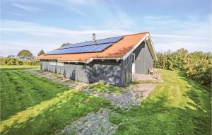 AsperupBeautiful Home In Asperup With 4 Bedrooms, Sauna And Wifi的屋顶上太阳能电池板房子的图像