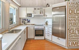 AsperupBeautiful Home In Asperup With 4 Bedrooms, Sauna And Wifi的厨房配有白色橱柜和不锈钢冰箱