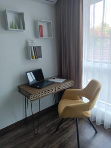 希萨里亚Azaria的一张桌子,一张笔记本电脑和一把椅子放在房间里
