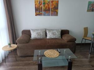 希萨里亚Azaria的客厅配有沙发和桌子