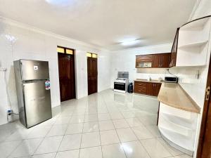 阿鲁沙Burka Serene Home的一个带不锈钢冰箱的大厨房