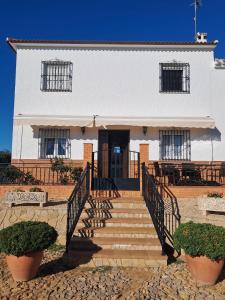 马拉加Casa La Loma en Archidona的前面有楼梯的白色建筑
