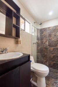 麦德林CASA TURISTICA MACHU PICCHU MEDELLIN的浴室配有卫生间、盥洗盆和淋浴。