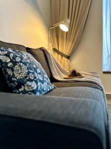 塞贝维甘华舒适套房公寓的一间卧室配有带枕头和台灯的床