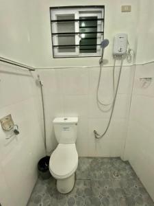 卡瓦延市JL Valley Suites的一间带卫生间和窗户的小浴室