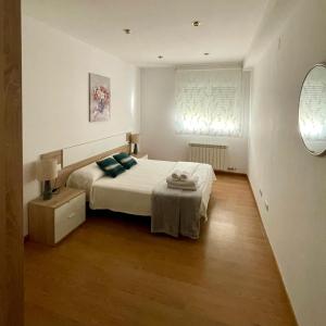 托罗Apartamento Ronda San Antón的白色的卧室设有床和窗户
