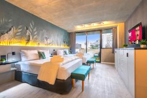 布宜诺斯艾利斯Deluxe Apartments in Palermo的酒店客房设有一张大床和一台电视机。