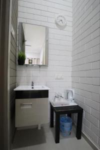 龙运加拉海角之家旅馆的一间带水槽和镜子的浴室