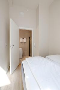 奥斯陆Maya Apartments - Parkveien的卧室配有一张白色大床和门廊。