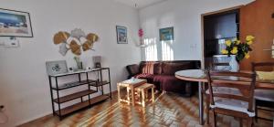 马斯林尼察Apartmani Nata的客厅配有沙发和桌子