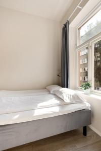 奥斯陆Maya Apartments - Parkveien的白色的卧室设有床和窗户