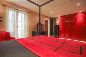伦敦The London Nest: 2BR City Haven的红色卧室配有一张带红色毯子的大床