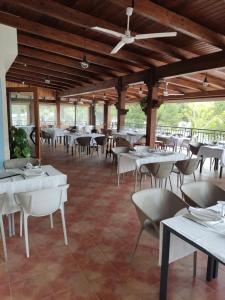 莫拉塔利亚El retiro hotel rural的一间设有白色桌椅的用餐室