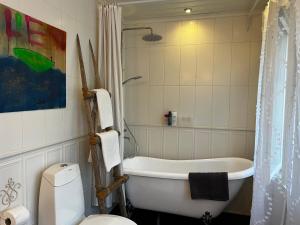 InkooMoonloft@VillaSolbacka的带浴缸、卫生间和盥洗盆的浴室