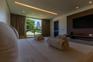 费尔南多 - 迪诺罗尼亚Pousada Lua Bela的酒店客房,配有带毛巾的床