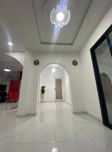 Awlād ‘UmarVilla Maria & Nour的白色的走廊,天花板上设有灯光