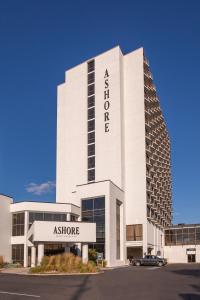 大洋城Ashore Resort & Beach Club的一座白色的建筑,上面有读取尖顶的标志