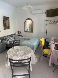 萨罗尼扎Παραθαλάσσιο στούντιο με κήπο的配有桌椅和床的房间
