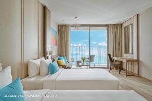 芽庄GOLDEN PANORAMA LUXURY STUDIO的酒店客房设有两张床,享有海景。