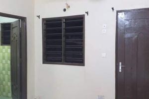 OuidahOuidah Lodge的客房设有窗户、门和镜子