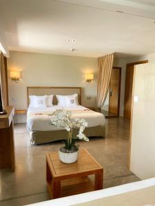 戛纳戛纳圣巴特别墅酒店的酒店客房设有一张大床和一张桌子。