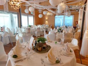 特里尔霍夫艾斯垂切尔酒店的宴会厅配有白色的桌子和白色的椅子