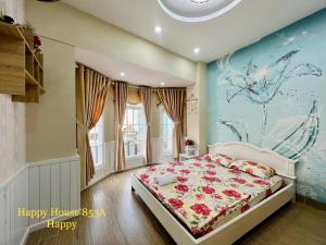 头顿Căn Happy的卧室配有一张挂着龙壁画的床