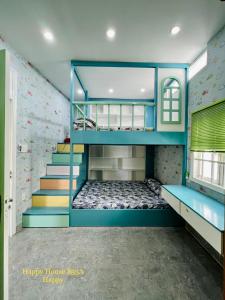 头顿Căn Happy的一间儿童房,配有双层床和楼梯