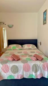 奥米什Apartments Neven的一间卧室配有一张大床和枕头